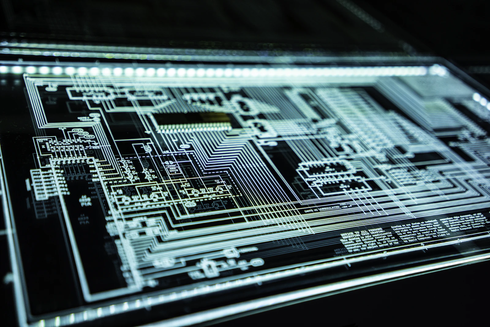 Textura escura de circuitos e luz, representando infraestrutura digital protegida