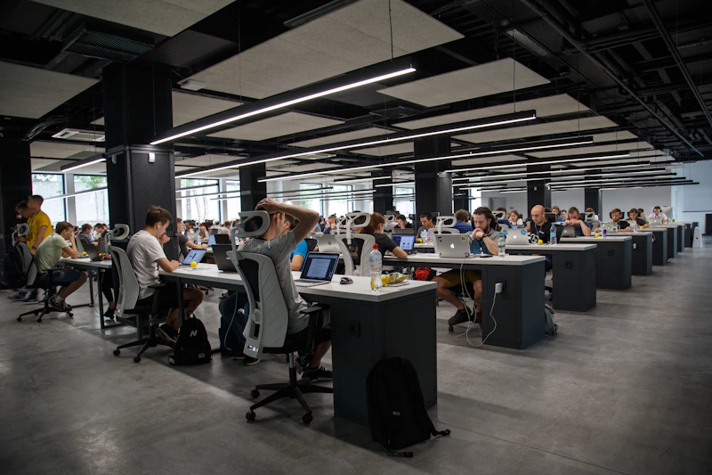 Estação de trabalho escura com monitores exibindo painéis